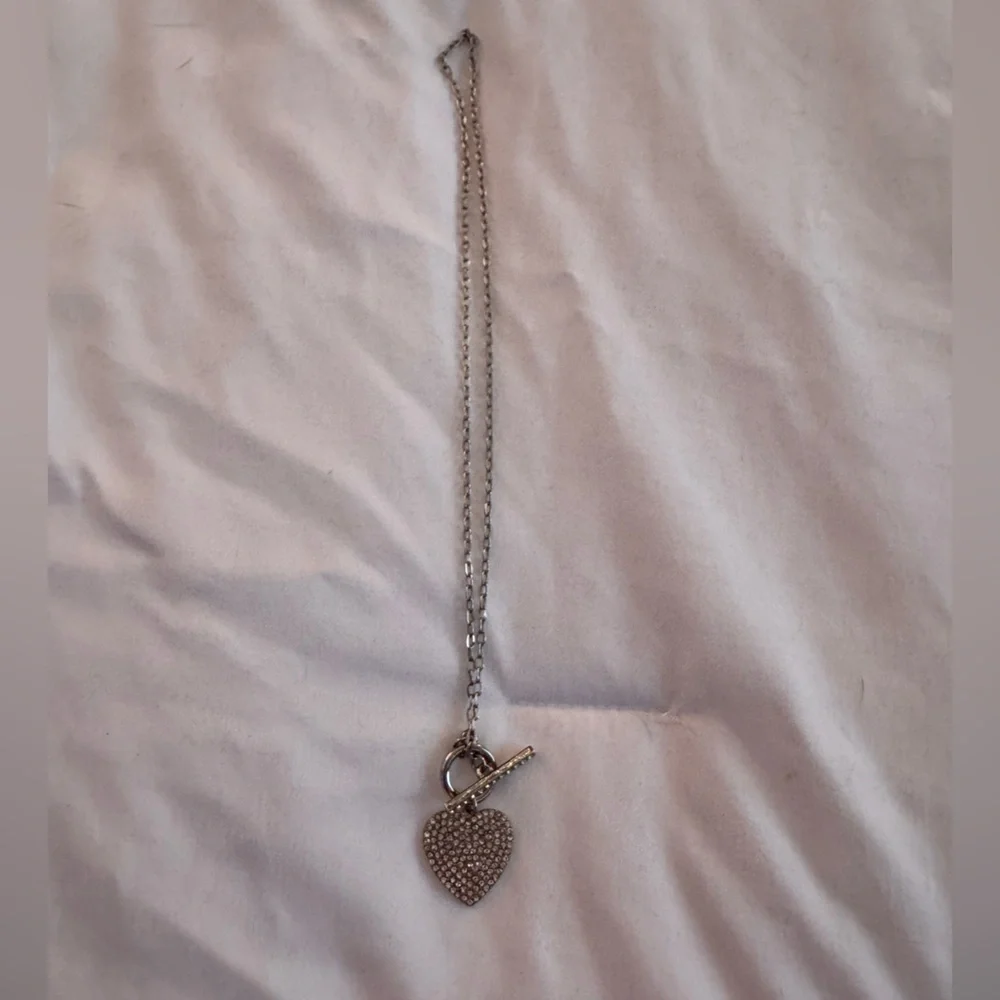 Elegant Sparkly Silver Heart Pendant Necklace - Picture 4 of 5